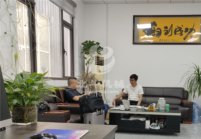 歡迎江蘇省客戶來北斗機械進行連續(xù)式炭化機業(yè)務(wù)洽談