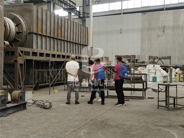 客戶參觀新型連續(xù)式稻殼炭化機(jī)制造現(xiàn)場