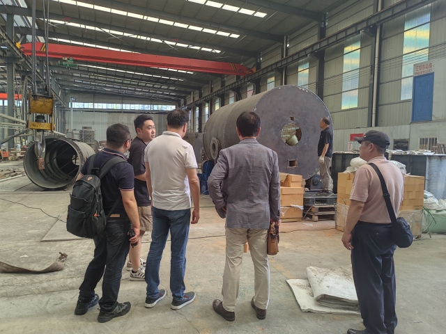 韓國(guó)客戶(hù)親赴工廠,新型連續(xù)式炭化機(jī)實(shí)力擔(dān)當(dāng)