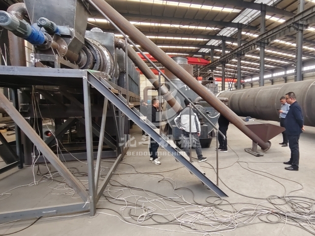 環(huán)保無煙炭化機(jī)引關(guān)注,客戶實地探訪