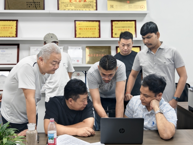 設(shè)備驗(yàn)收:印度客戶來(lái)廠核查炭化機(jī)質(zhì)量